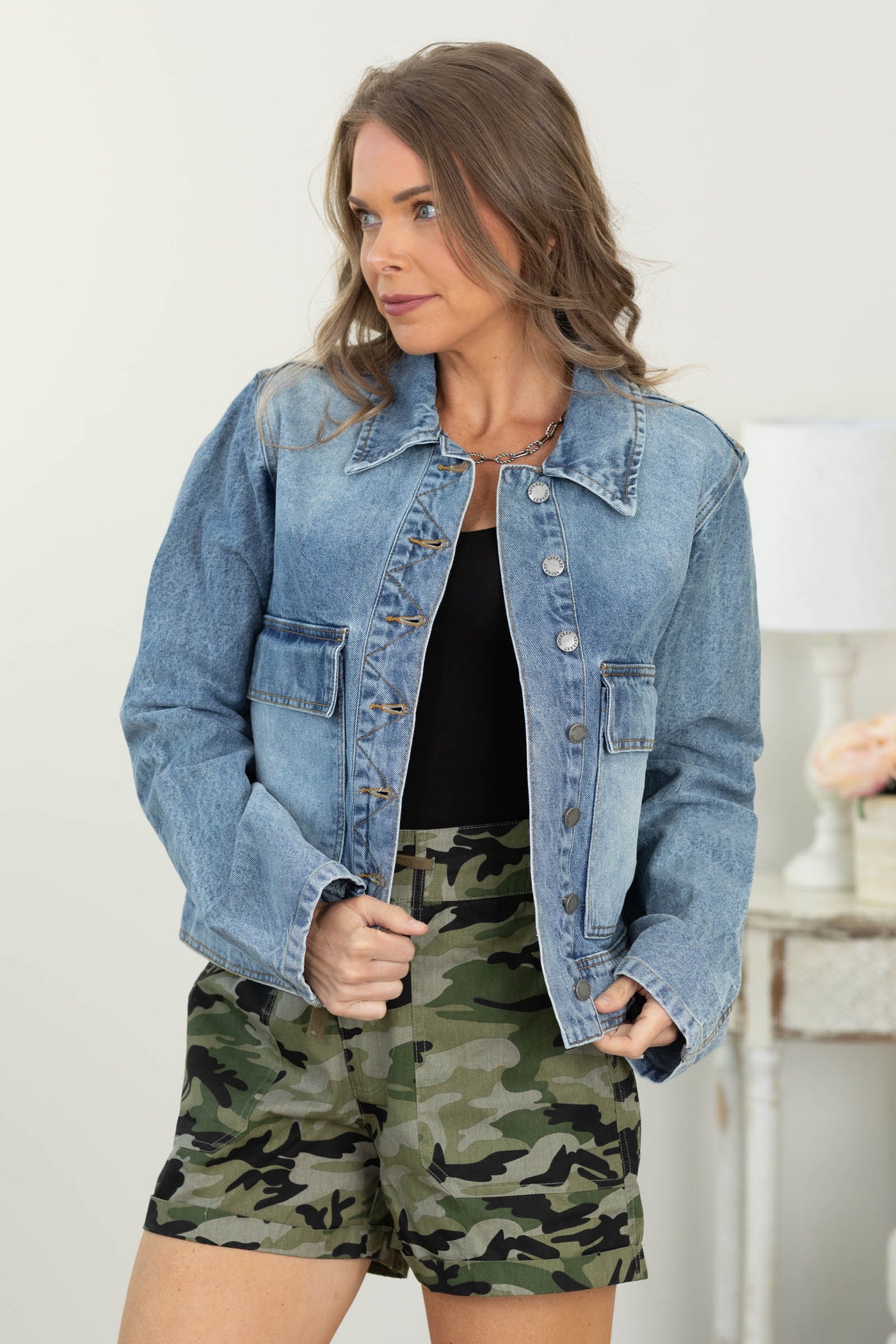 Veveret Big Pocket Cuffed Sleeve Denim Jacket