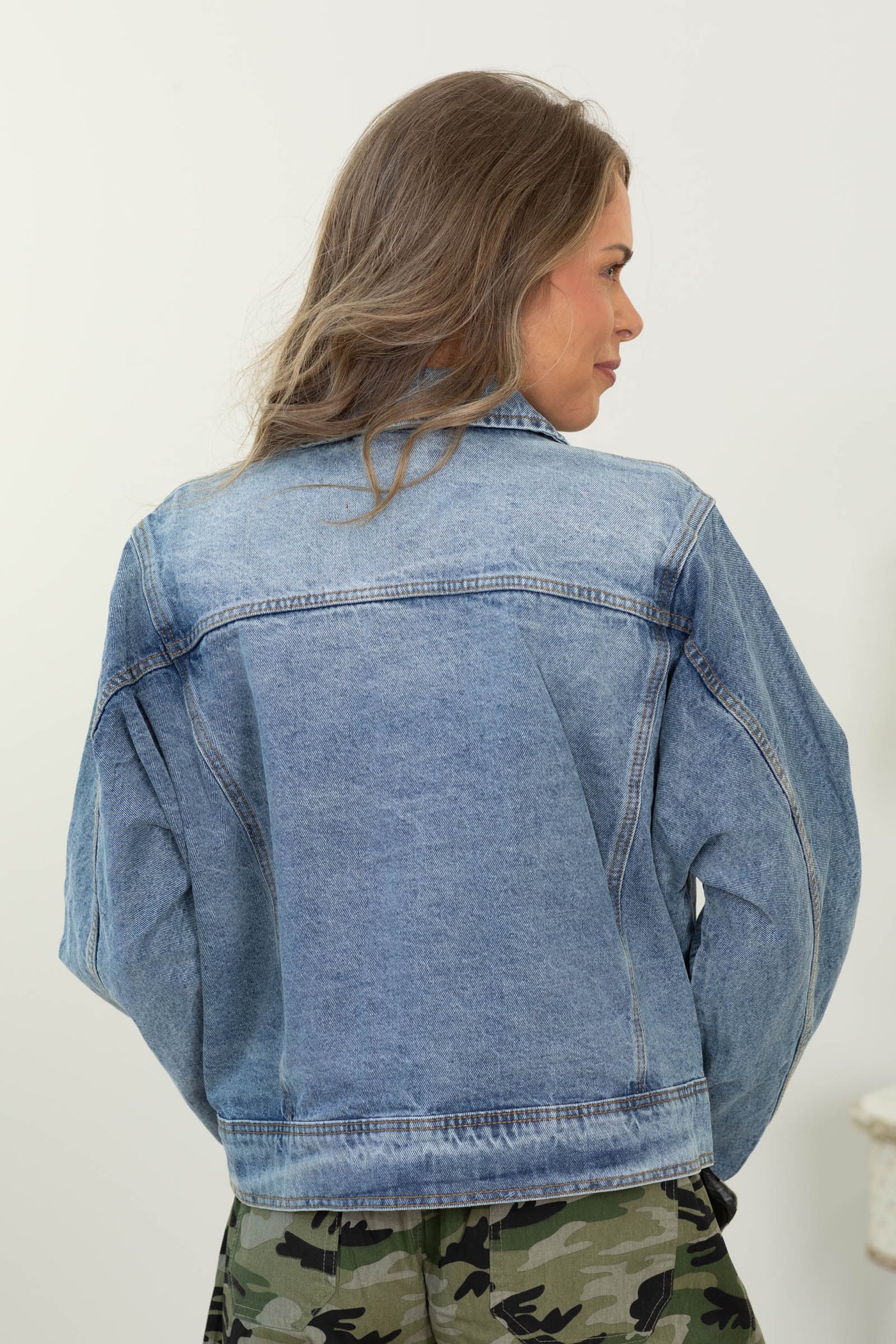 Veveret Big Pocket Cuffed Sleeve Denim Jacket