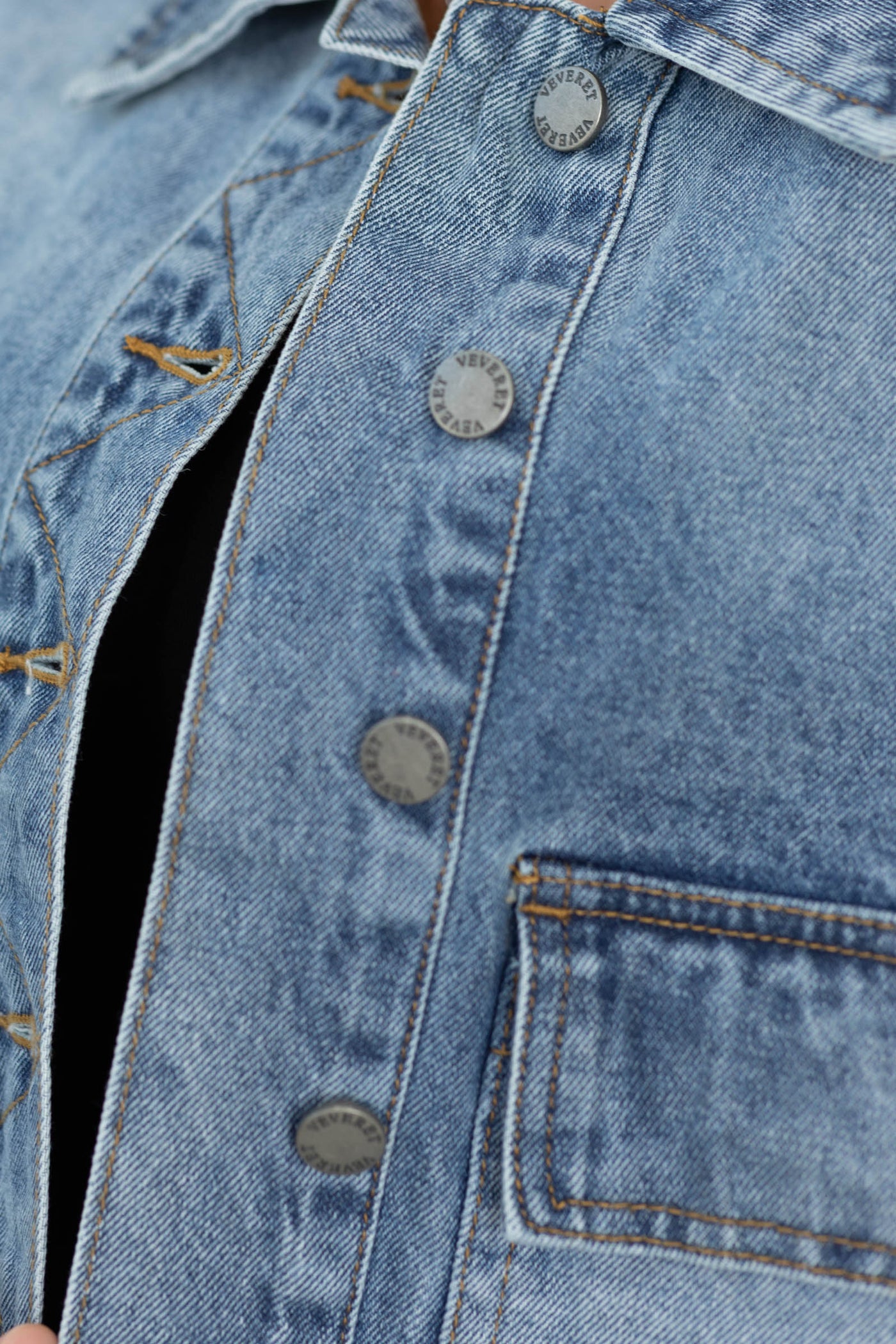 Veveret Big Pocket Cuffed Sleeve Denim Jacket