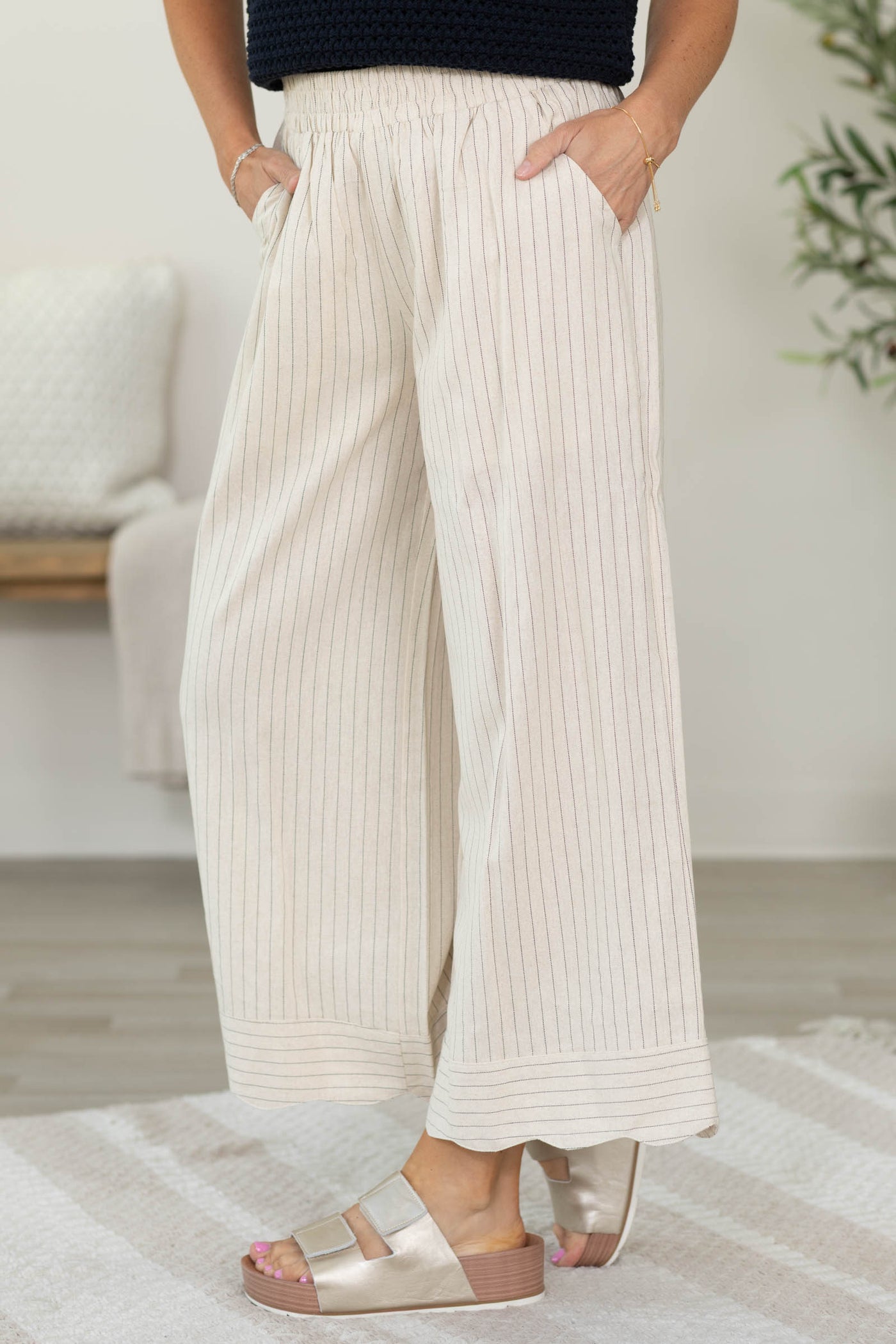 Short Lining Scalloped Sleeve Pants