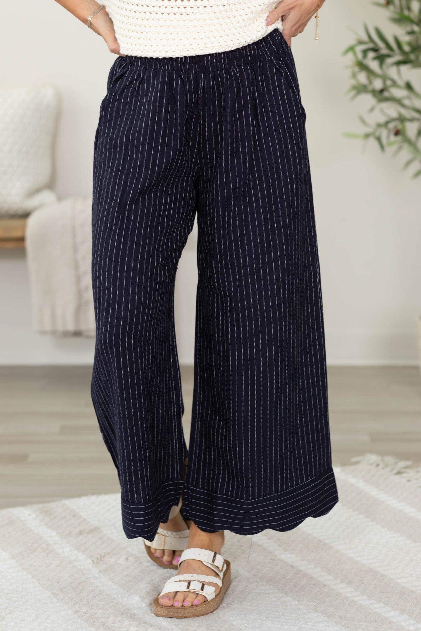 Short Lining Scalloped Sleeve Pants