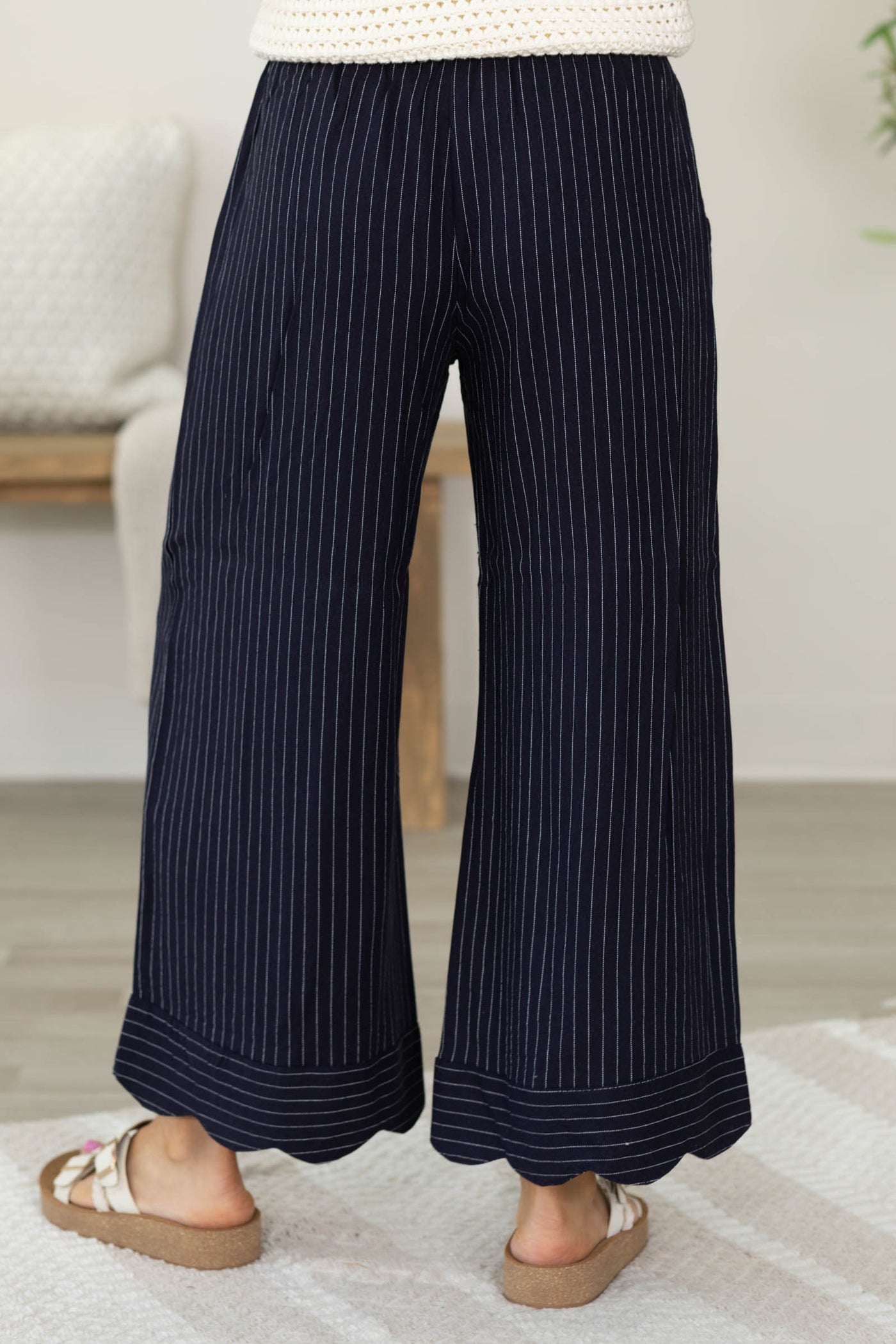 Short Lining Scalloped Sleeve Pants