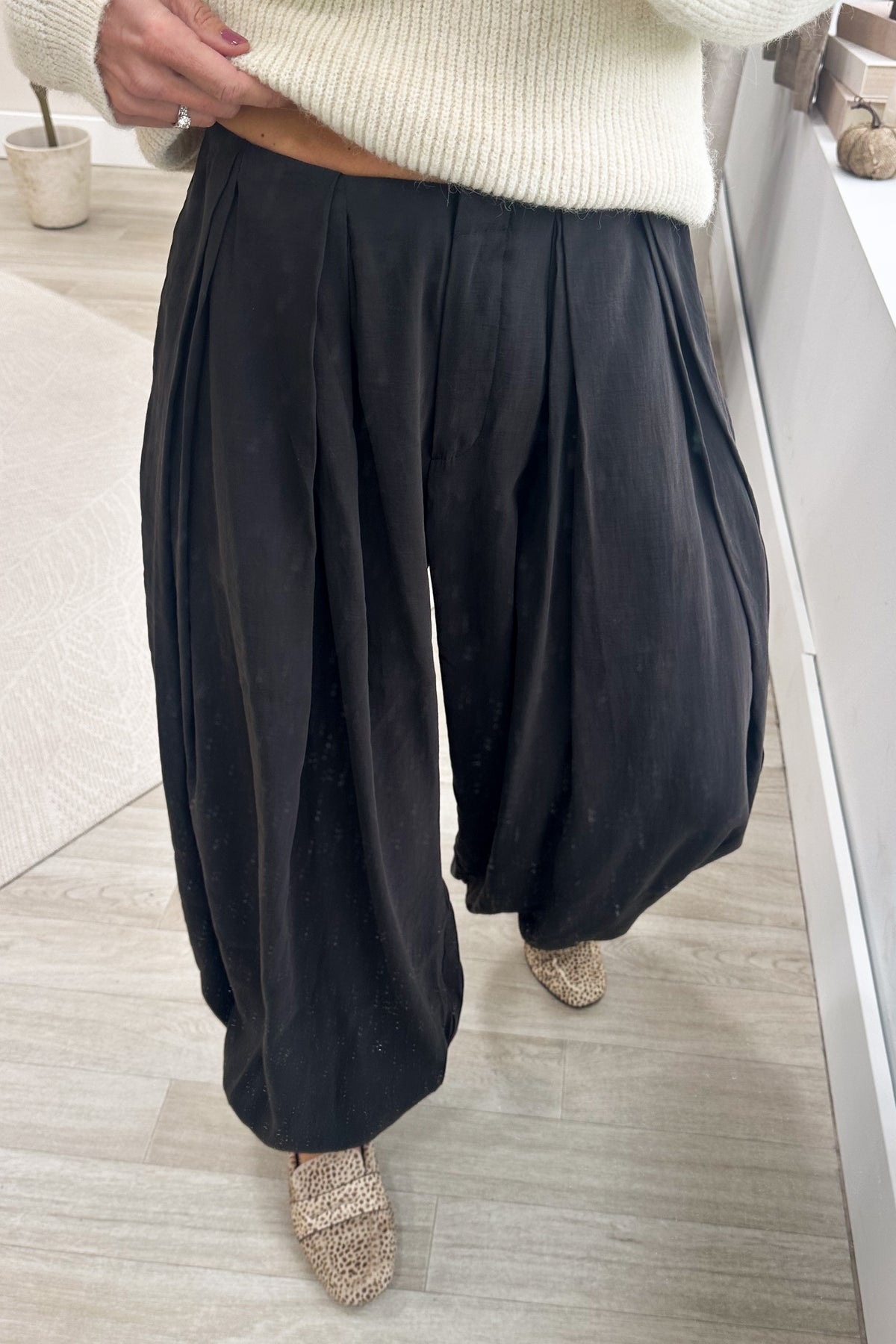 Black Front Pleats Elastic Waist Barrel Joggers